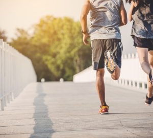 uomo e donna che corrono