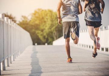 uomo e donna che corrono