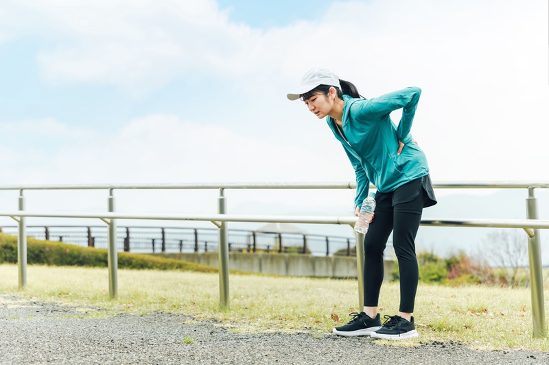 correre, donna con mal di schiena 